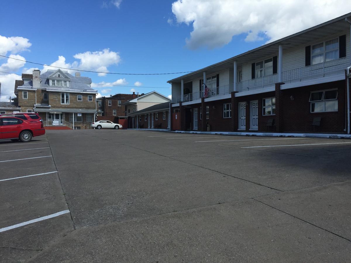 Colonial Hotel-Motel Buckhannon Экстерьер фото